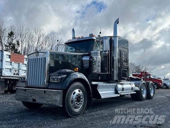 Kenworth W900L Conventional Trucks / Tractor Trucks