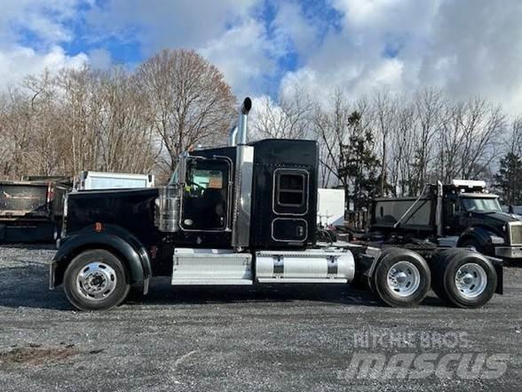 Kenworth W900L Conventional Trucks / Tractor Trucks