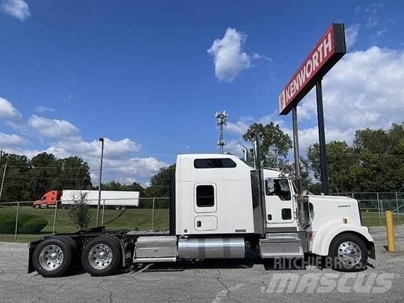 Kenworth W900L Conventional Trucks / Tractor Trucks