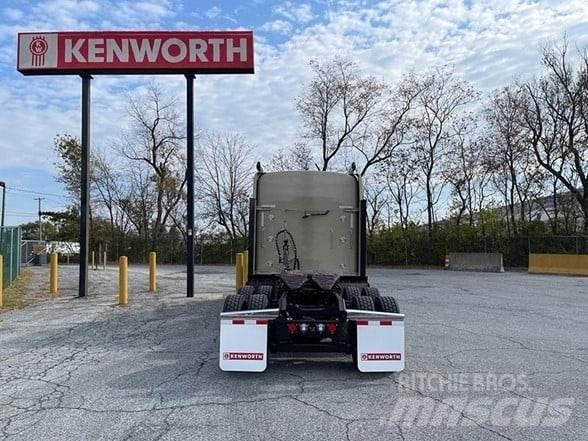 Kenworth W900L Conventional Trucks / Tractor Trucks