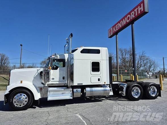 Kenworth W900L Conventional Trucks / Tractor Trucks