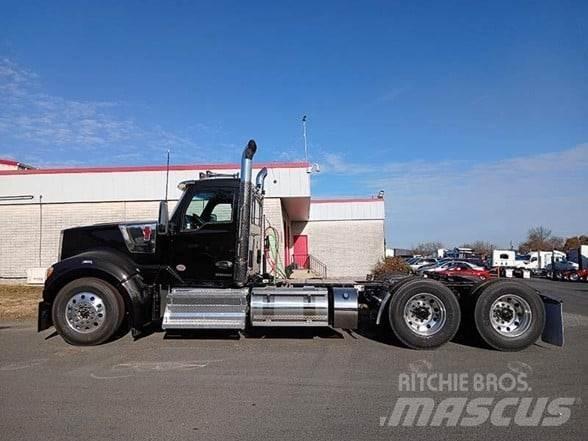 Kenworth W990 Conventional Trucks / Tractor Trucks