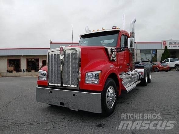 Kenworth W990 Conventional Trucks / Tractor Trucks