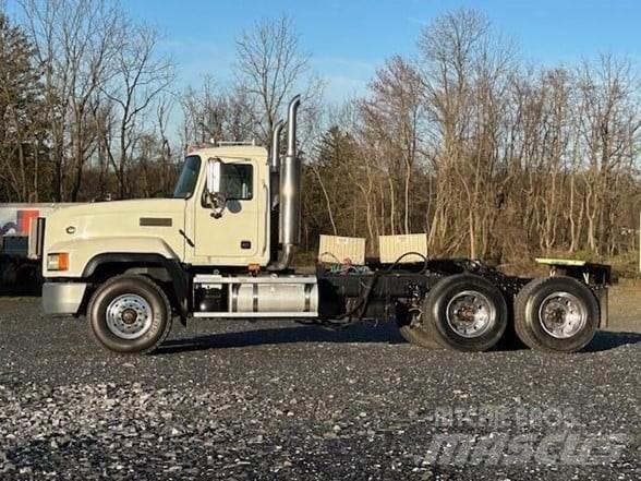 Mack CL733 Conventional Trucks / Tractor Trucks