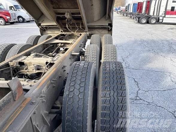 Mack GRANITE GU713 Dump Trucks