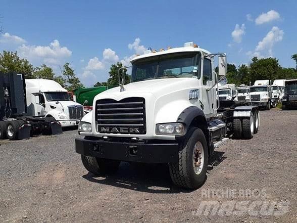 Mack GRANITE GU713 Conventional Trucks / Tractor Trucks