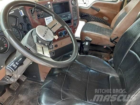 Mack GRANITE GU713 Conventional Trucks / Tractor Trucks