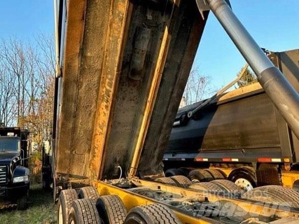 Mack GRANITE GU713 Dump Trucks