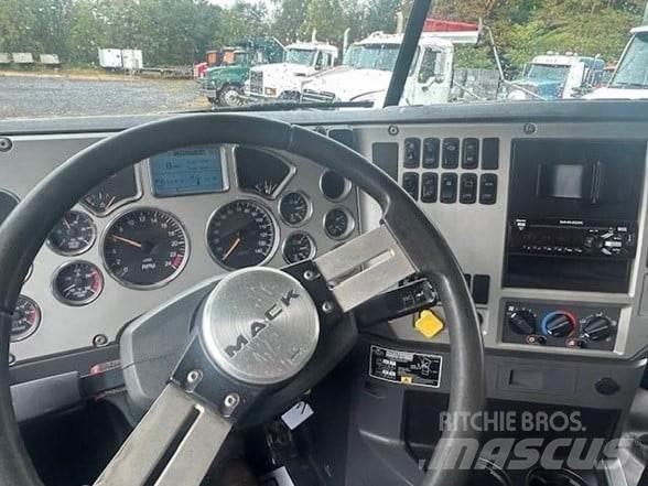 Mack GRANITE GU713 Dump Trucks
