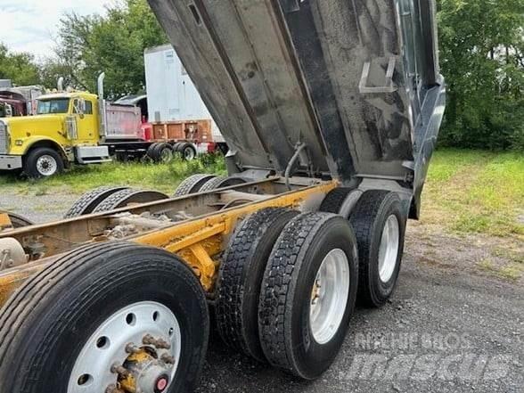 Mack GRANITE GU713 Dump Trucks