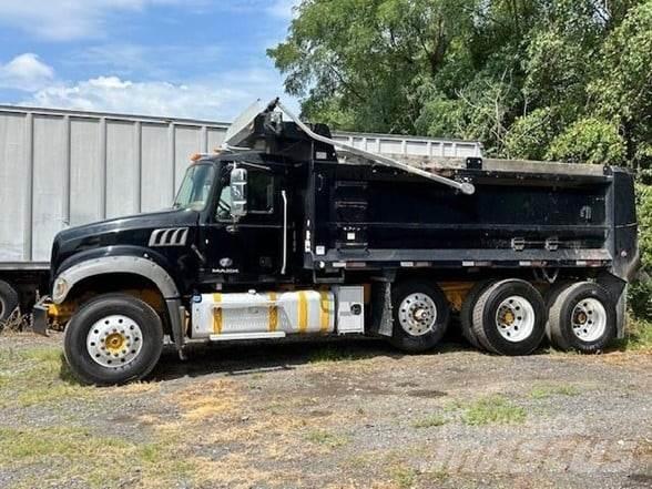 Mack GRANITE GU713 Dump Trucks