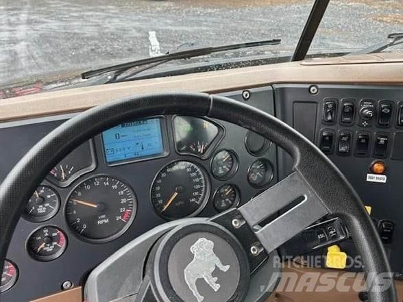 Mack GRANITE GU713 Dump Trucks