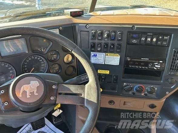 Mack GRANITE GU713 Dump Trucks