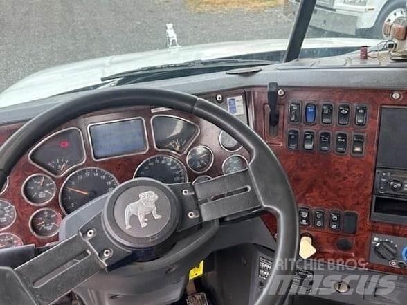Mack GRANITE GU813 Garbage Trucks / Recycling Trucks
