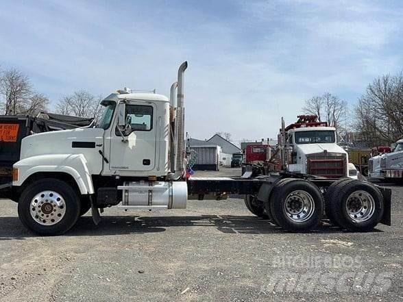 Mack PINNACLE CHU613 Conventional Trucks / Tractor Trucks