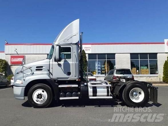 Mack PINNACLE CXU612 Conventional Trucks / Tractor Trucks