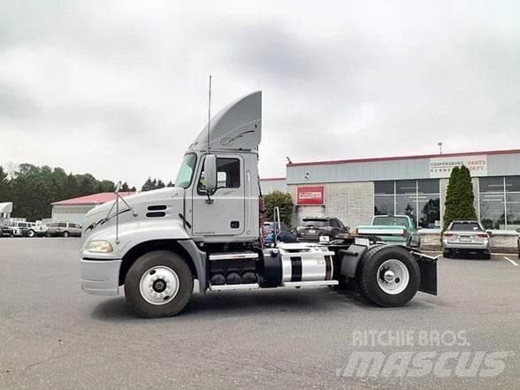 Mack PINNACLE CXU612 Conventional Trucks / Tractor Trucks