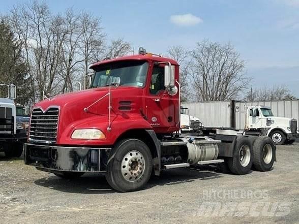 Mack PINNACLE CXU613 Conventional Trucks / Tractor Trucks