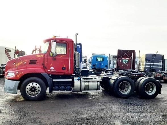 Mack PINNACLE CXU613 Conventional Trucks / Tractor Trucks