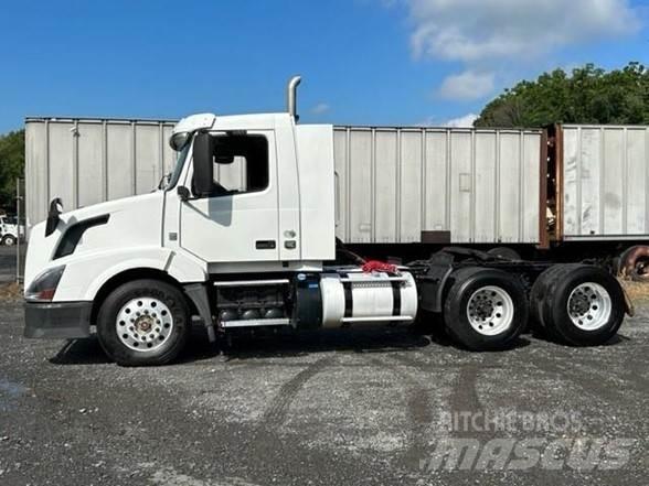 Volvo VNL64T300 Conventional Trucks / Tractor Trucks