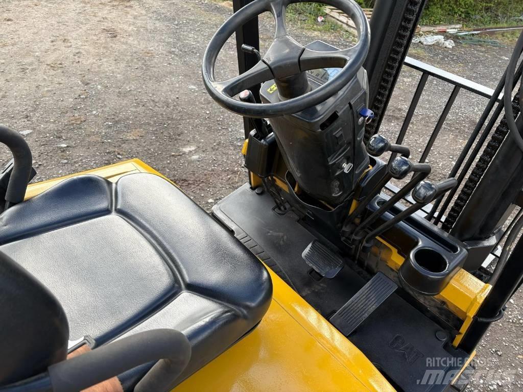 CAT EP 30 K Electric Forklifts