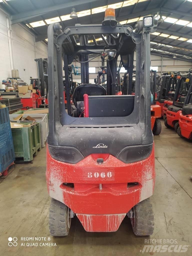 Linde E30/600 Electric Forklifts