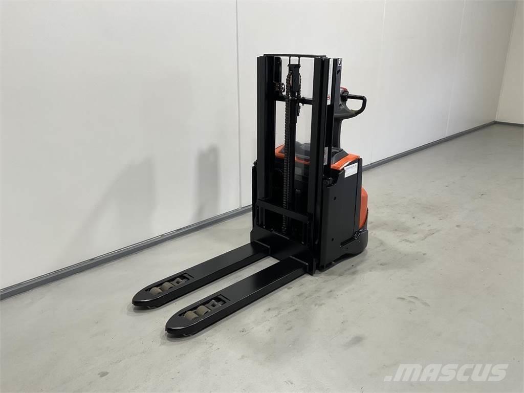Toyota SWE200D Self Propelled Stackers