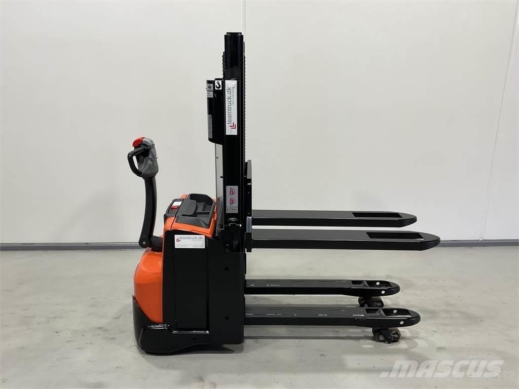 Toyota SWE200D Self Propelled Stackers