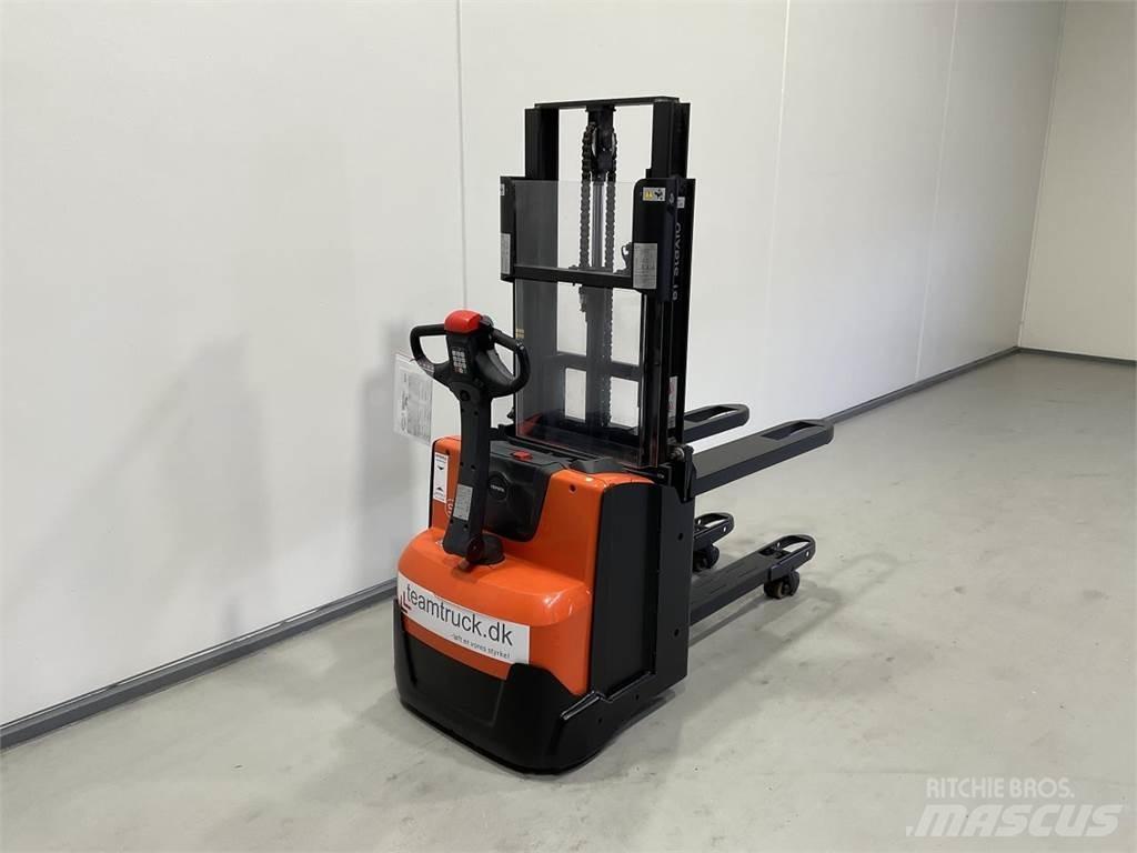 Toyota SWE200D Self Propelled Stackers