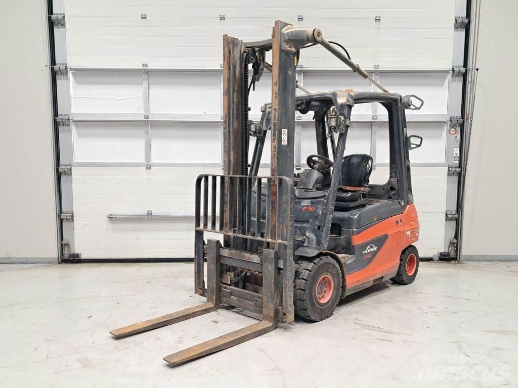 Linde E30-01 Electric Forklifts