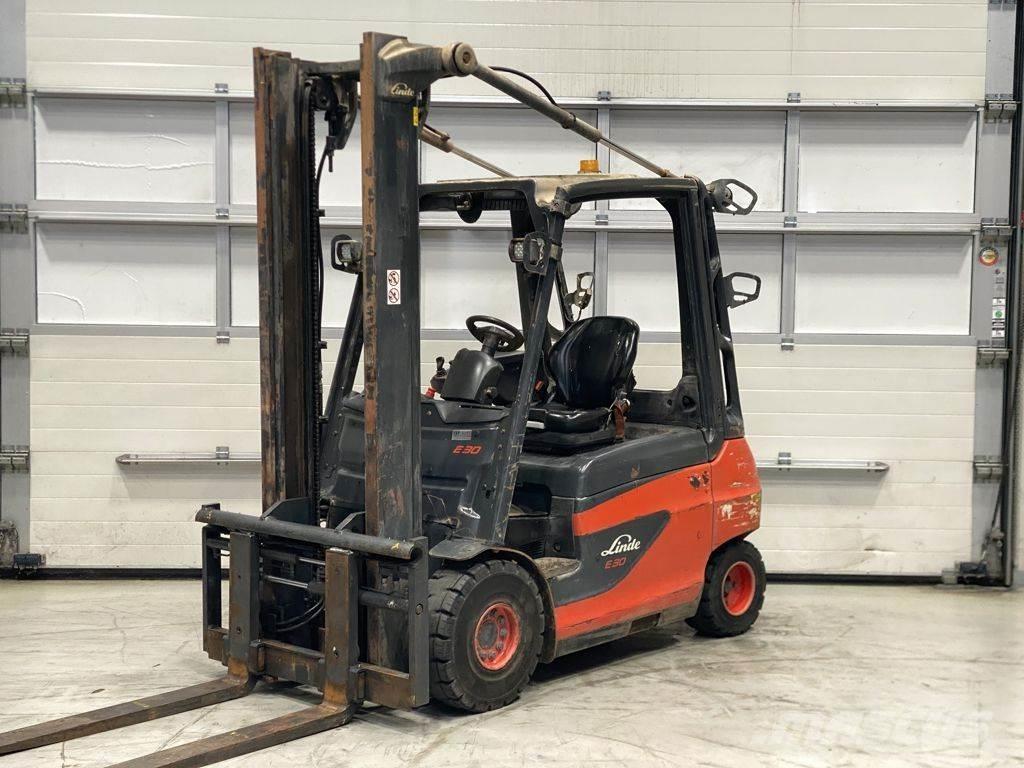 Linde E30-01 Electric Forklifts