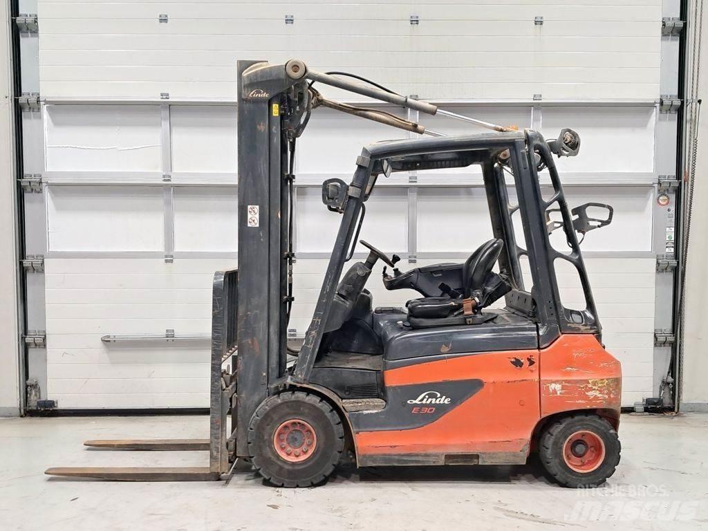 Linde E30-01 Electric Forklifts