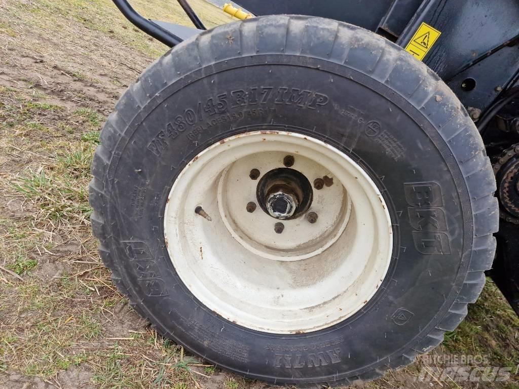 New Holland BR 750 Round Balers