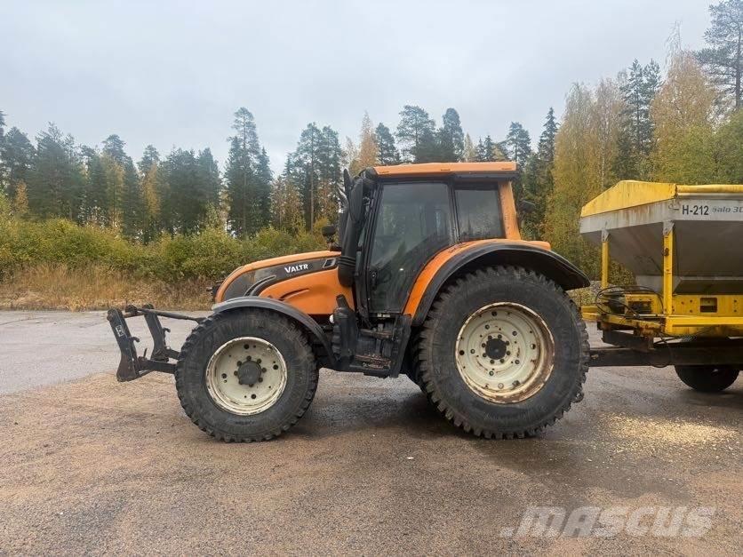 Valtra N142 Tractors