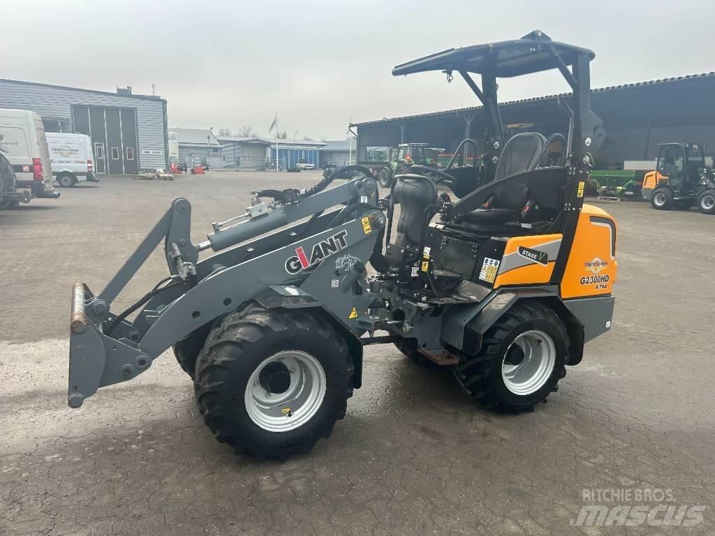 GiANT 2300 Xtra HD Multi purpose loaders