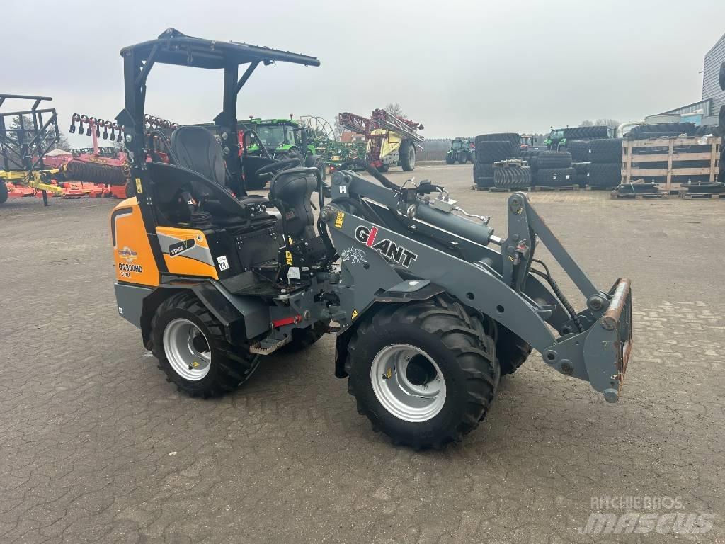 GiANT 2300 Xtra HD Multi purpose loaders
