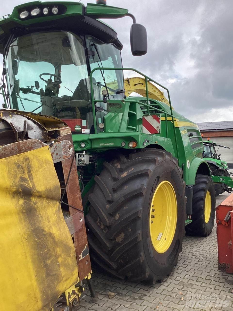 John Deere 8300 Self-propelled foragers