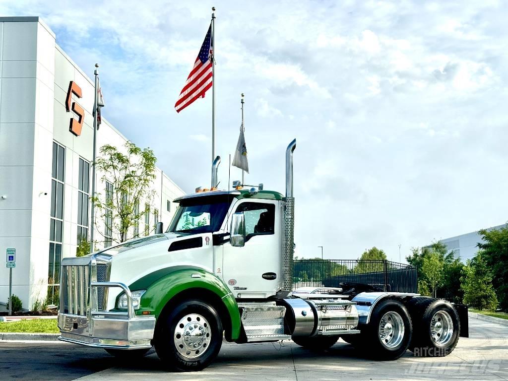 Kenworth T 880 Conventional Trucks / Tractor Trucks