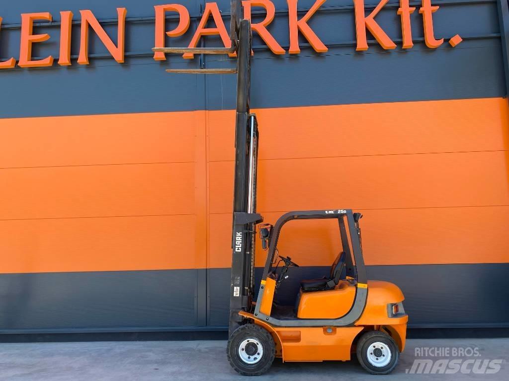 Clark CMP 25 Diesel Forklifts