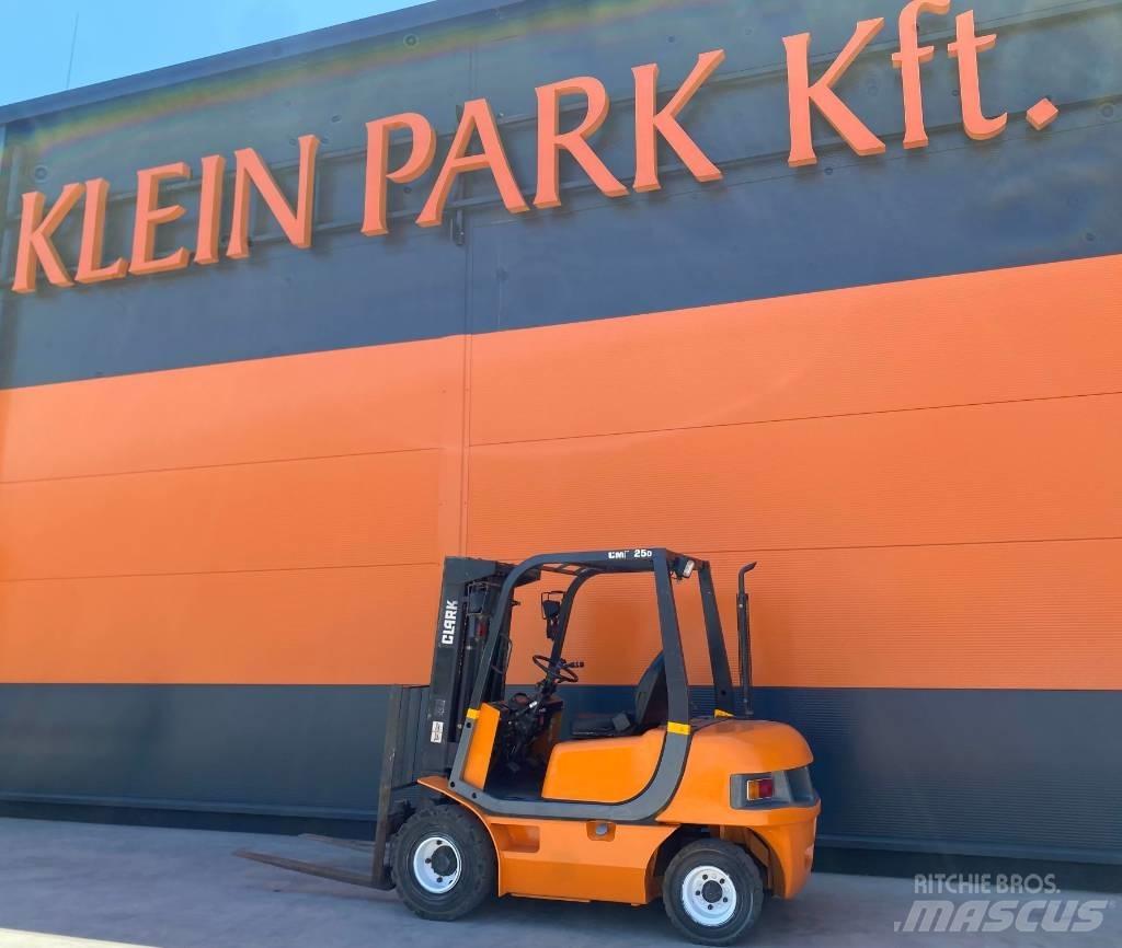 Clark CMP 25 Diesel Forklifts