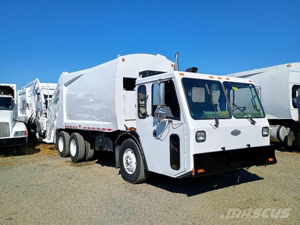 Crane Carrier LE Garbage Trucks / Recycling Trucks