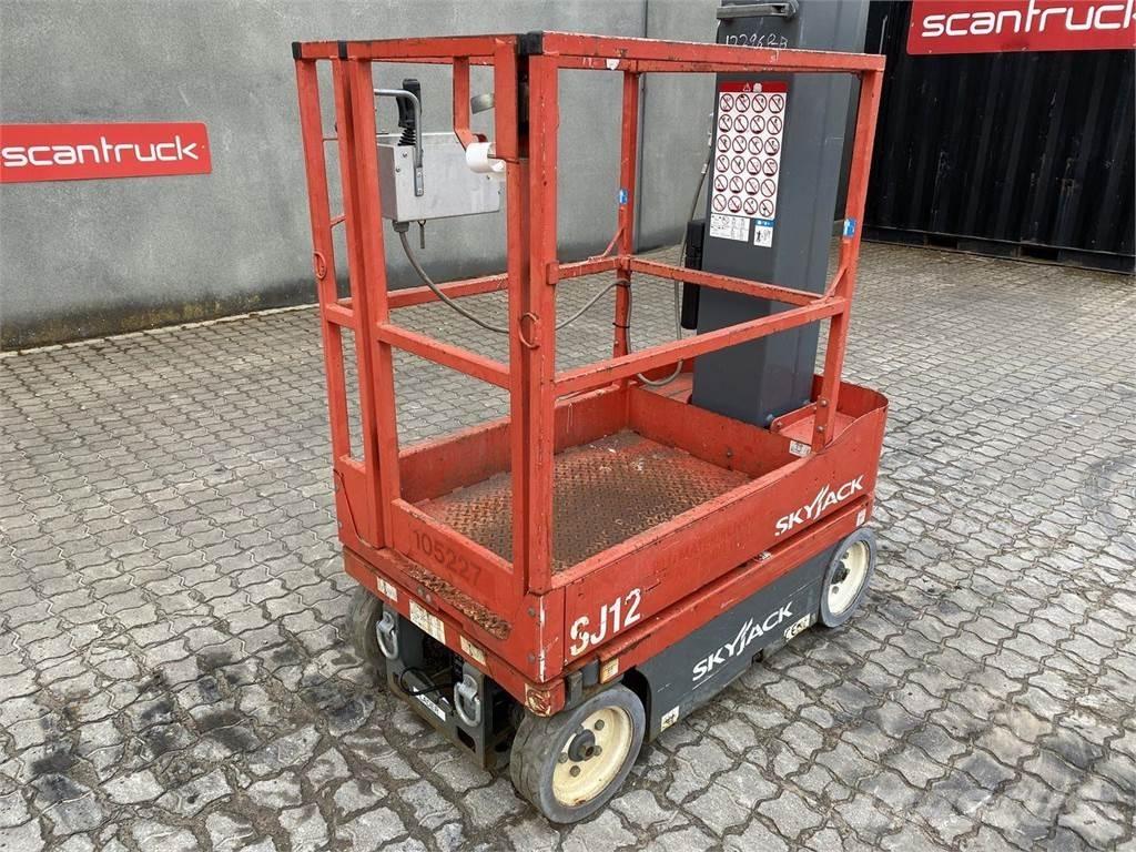 SkyJack SJ12 Vertical mast lifts
