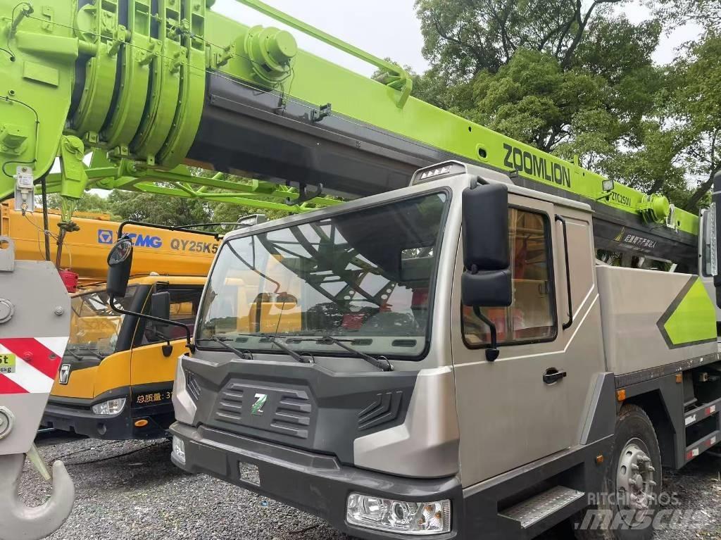 Zoomlion 25 ton Mobile and all terrain cranes