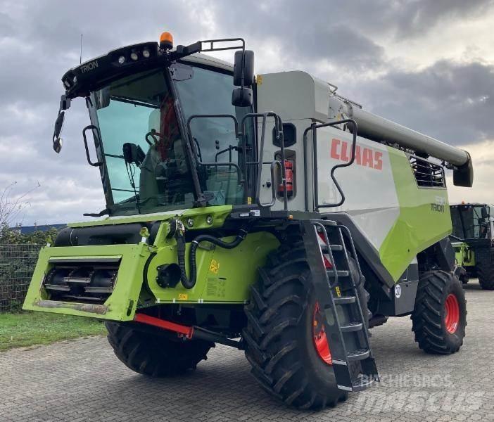 CLAAS TRION 530 Combine Harvesters