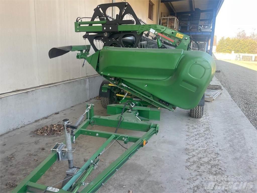 John Deere S690i Combine Harvesters
