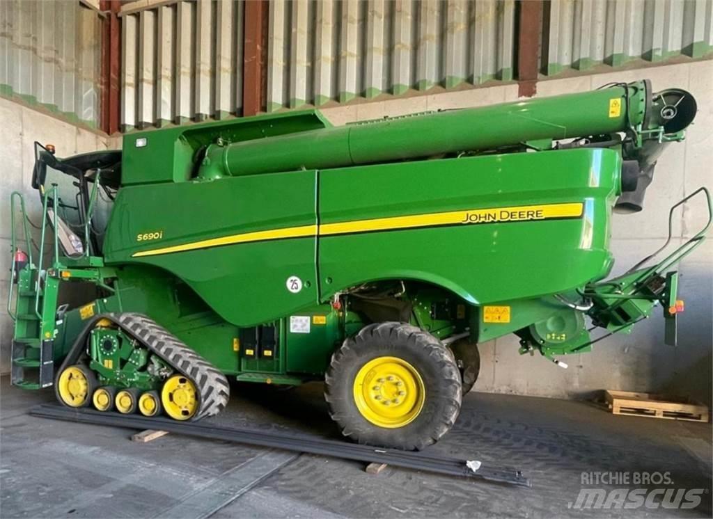 John Deere S690i Combine Harvesters