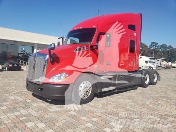 Kenworth T680 Conventional Trucks / Tractor Trucks