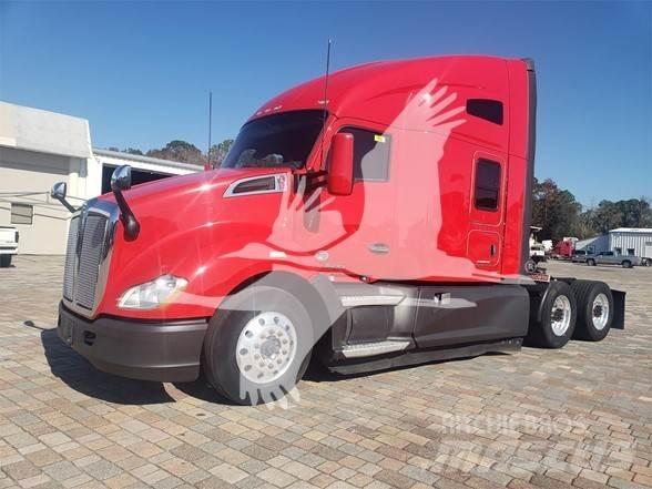Kenworth T680 Conventional Trucks / Tractor Trucks