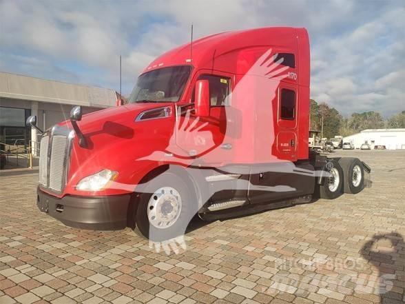 Kenworth T680 Conventional Trucks / Tractor Trucks