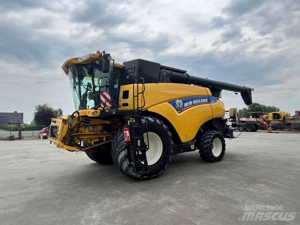 New Holland CR 9090 Combine Harvesters